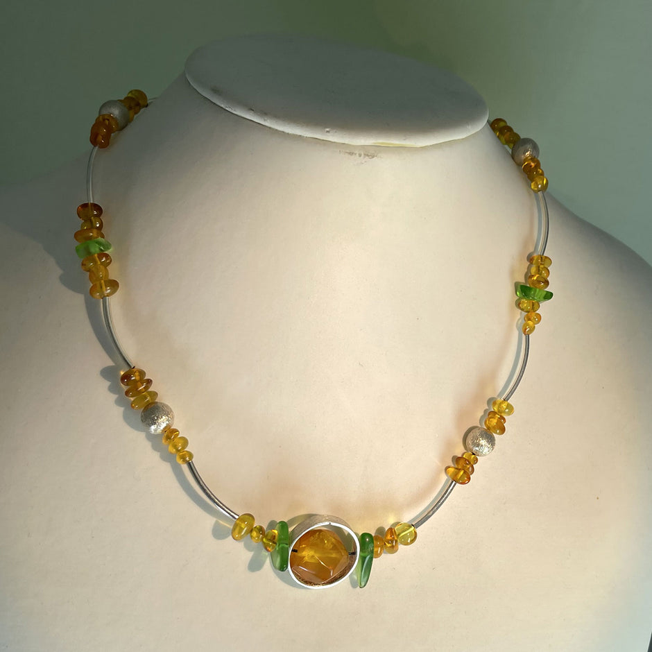 Elegantes Collier aus Bernstein und grünem Seeglas