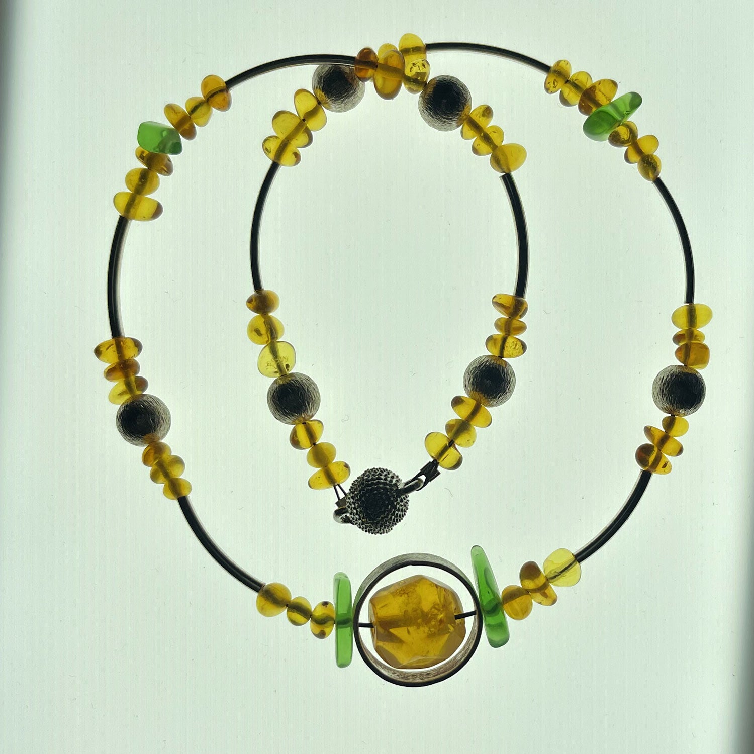 Elegantes Collier aus Bernstein und grünem Seeglas