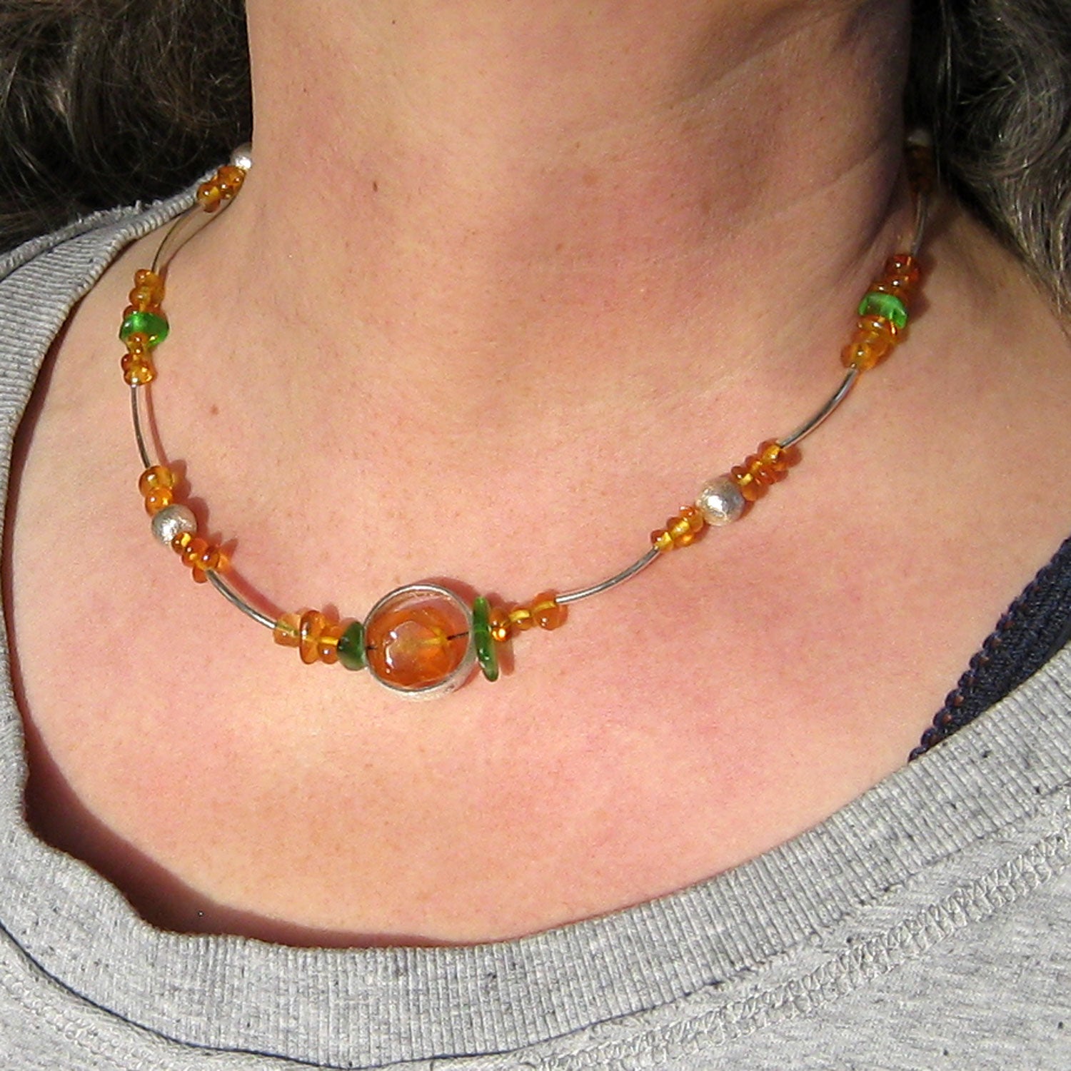 Elegantes Collier aus Bernstein und grünem Seeglas