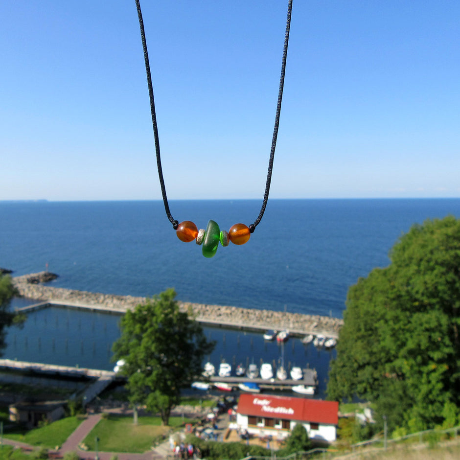 Collier aus polierten Bernsteinperlen und Seeglas