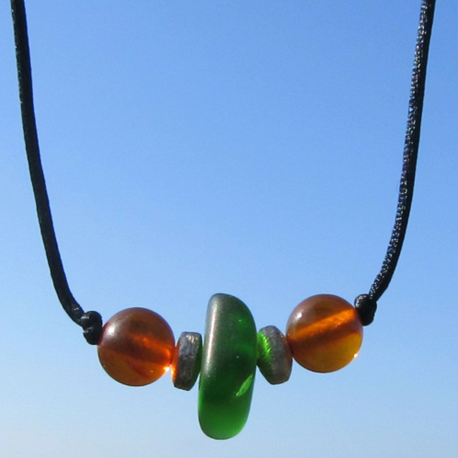 Collier aus polierten Bernsteinperlen und Seeglas