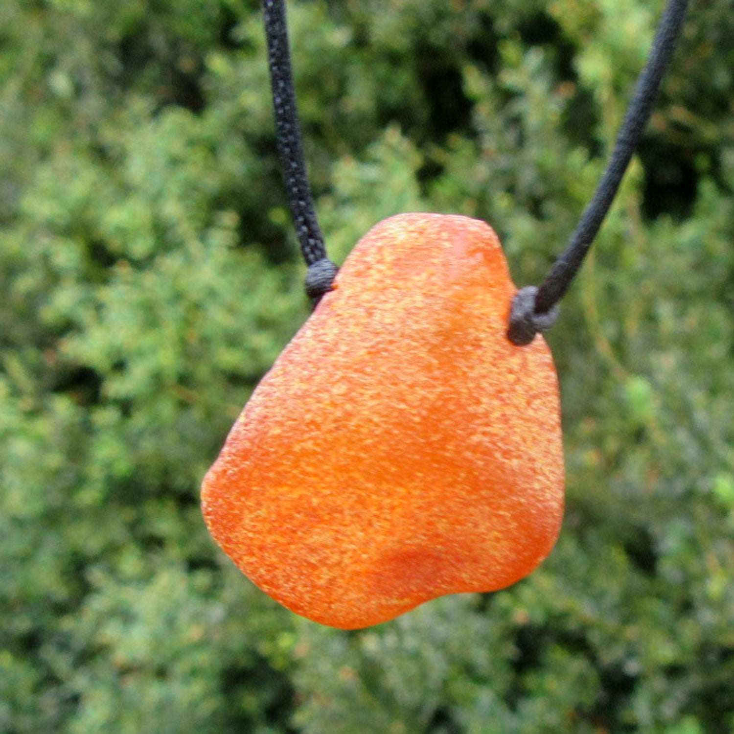 Seidencollier mit unpoliertem Bernstein in Kognac