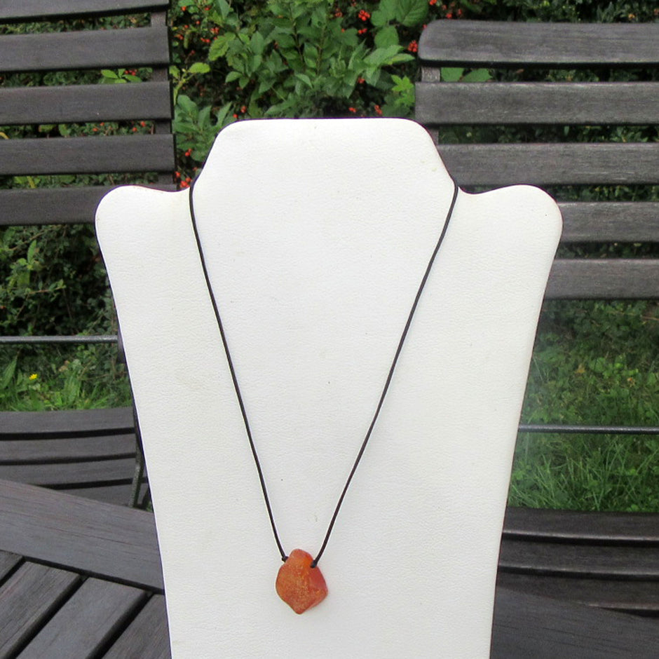 Seidencollier mit unpoliertem Bernstein in Kognac