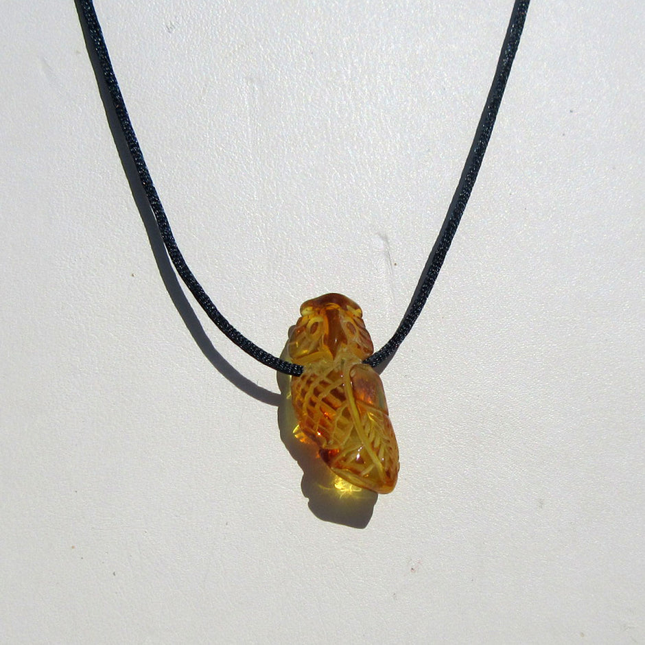 Kleine Eule aus Bernstein am Seidencollier – Unikat