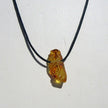 Kleine Eule aus Bernstein am Seidencollier – Unikat