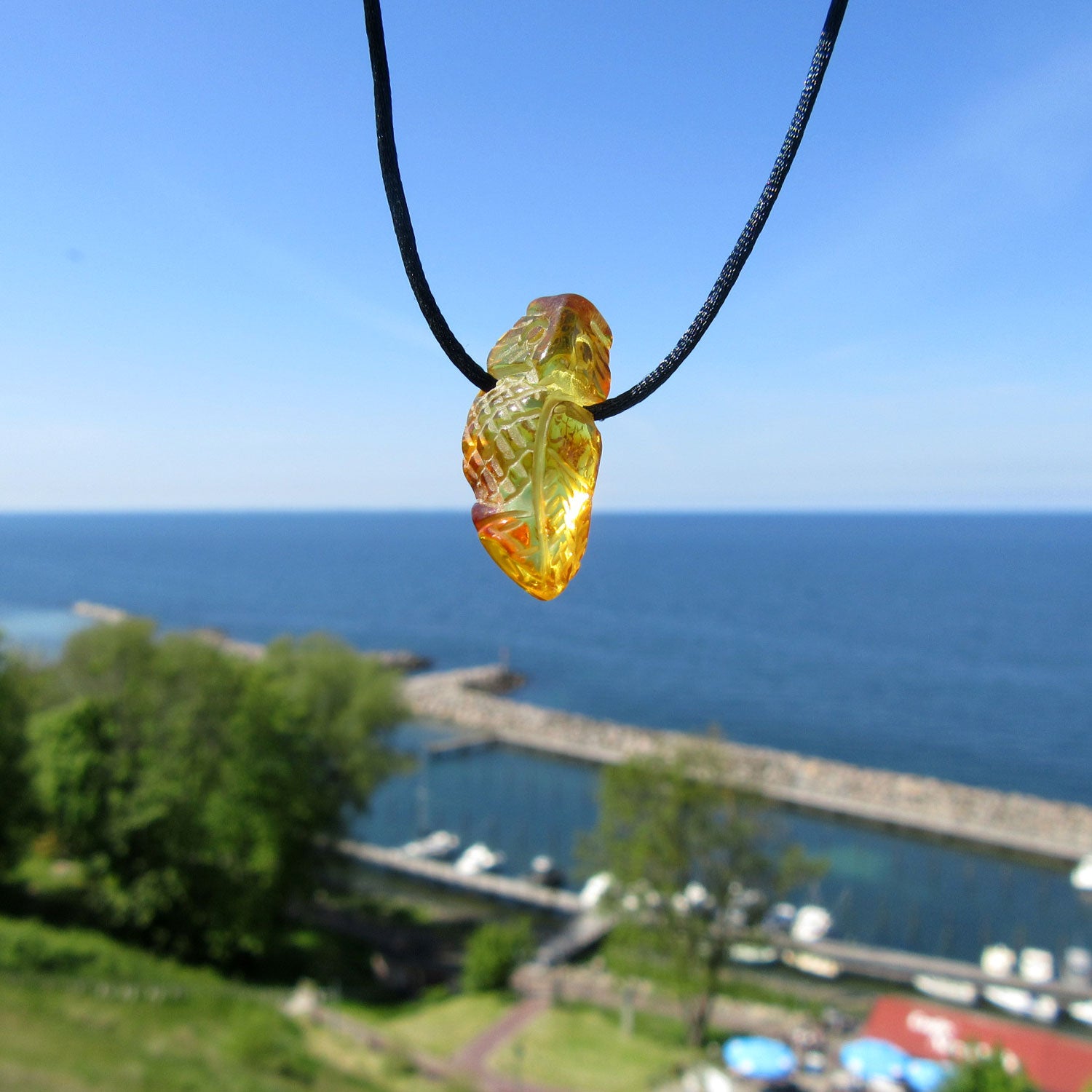 Kleine Eule aus Bernstein am Seidencollier – Unikat