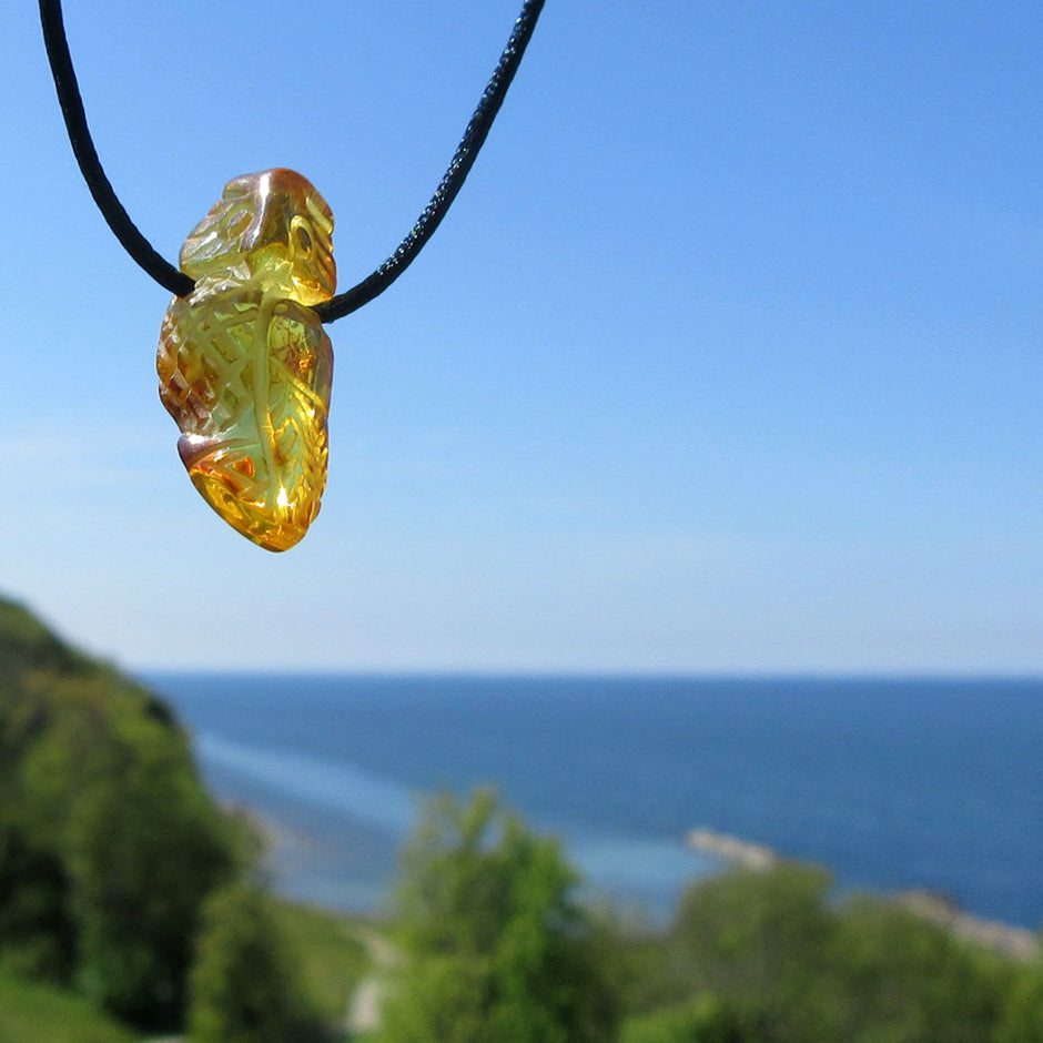 Kleine Eule aus Bernstein am Seidencollier – Unikat