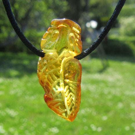 Kleine Eule aus Bernstein am Seidencollier – Unikat