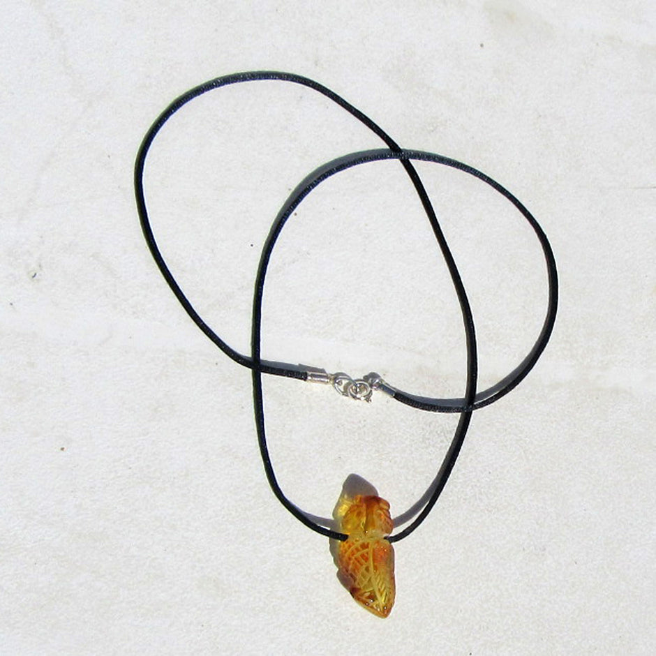 Kleine Eule aus Bernstein am Seidencollier – Unikat