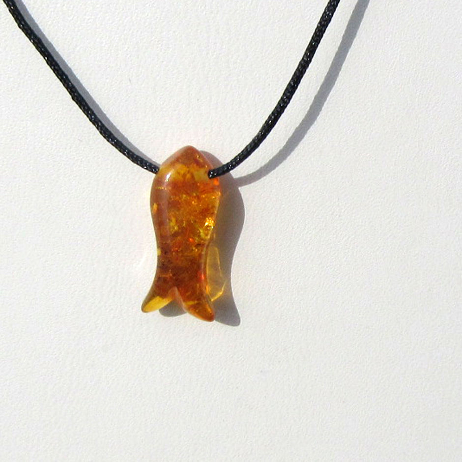 Einzelstück: Polierter Bernsteinfisch mit Seidenband