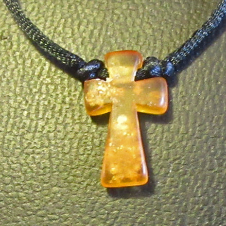 Feines Seidencollier mit kleinem Bernsteinkreuz UNIKAT