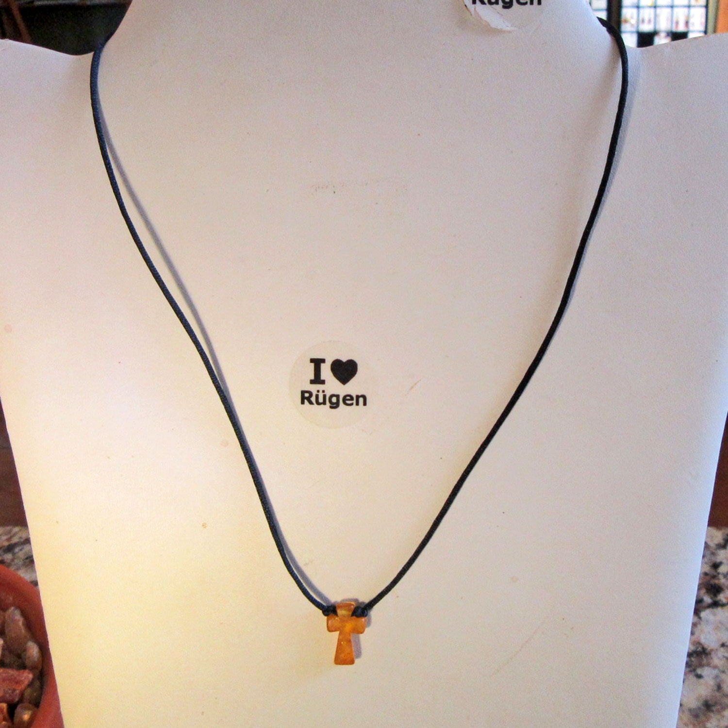 Feines Seidencollier mit kleinem Bernsteinkreuz UNIKAT