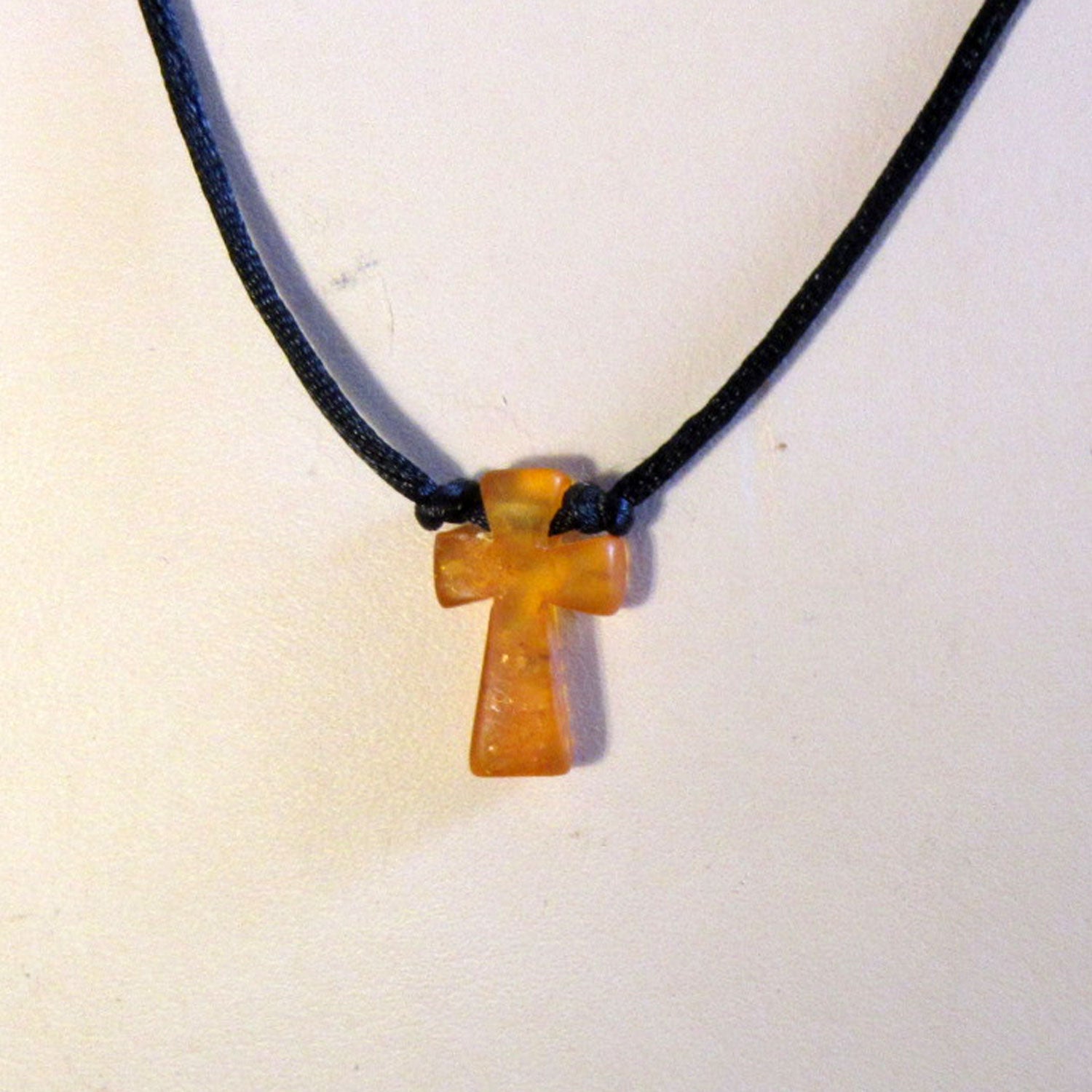 Feines Seidencollier mit kleinem Bernsteinkreuz UNIKAT