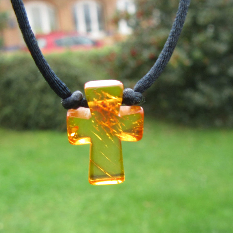 Feines Nyloncollier mit kleinem poliertem Bernsteinkreuz