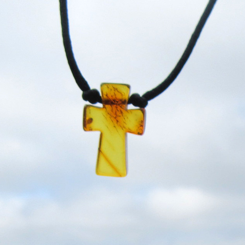 Feines Nyloncollier mit kleinem poliertem Bernsteinkreuz