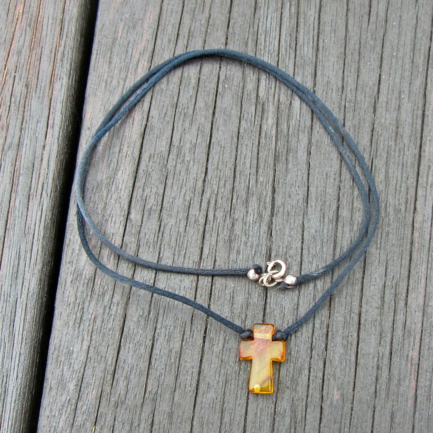 Feines Nyloncollier mit kleinem poliertem Bernsteinkreuz