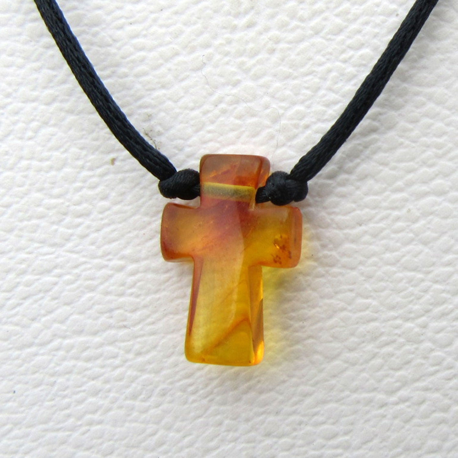 Feines Nyloncollier mit kleinem poliertem Bernsteinkreuz