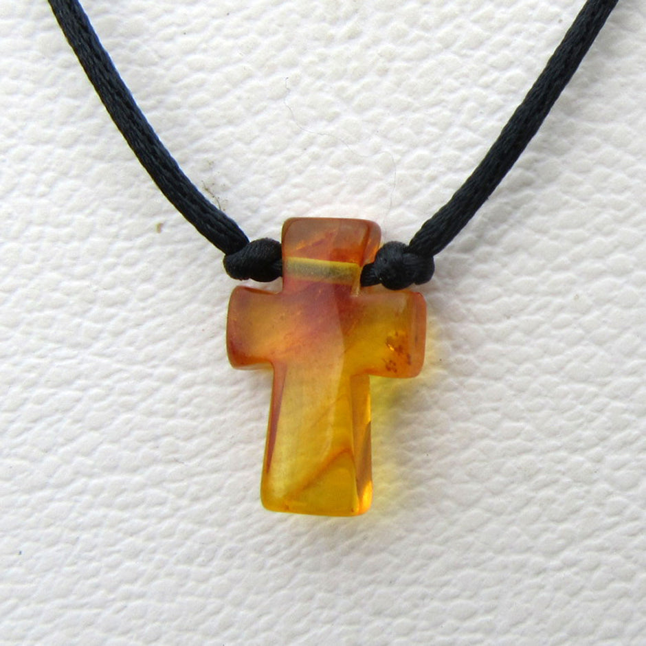 Feines Nyloncollier mit kleinem poliertem Bernsteinkreuz