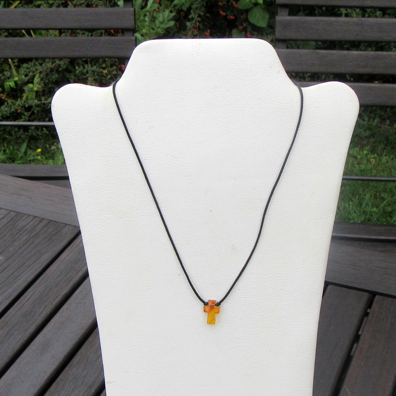 Feines Nyloncollier mit kleinem poliertem Bernsteinkreuz