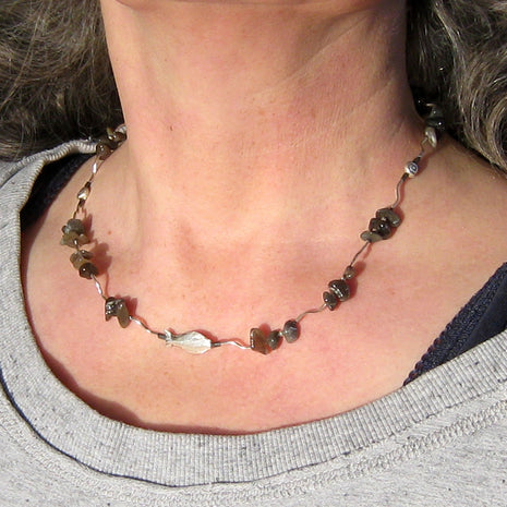 Einzigartiges Collier aus Feuerstein mit Fisch und Schnecken