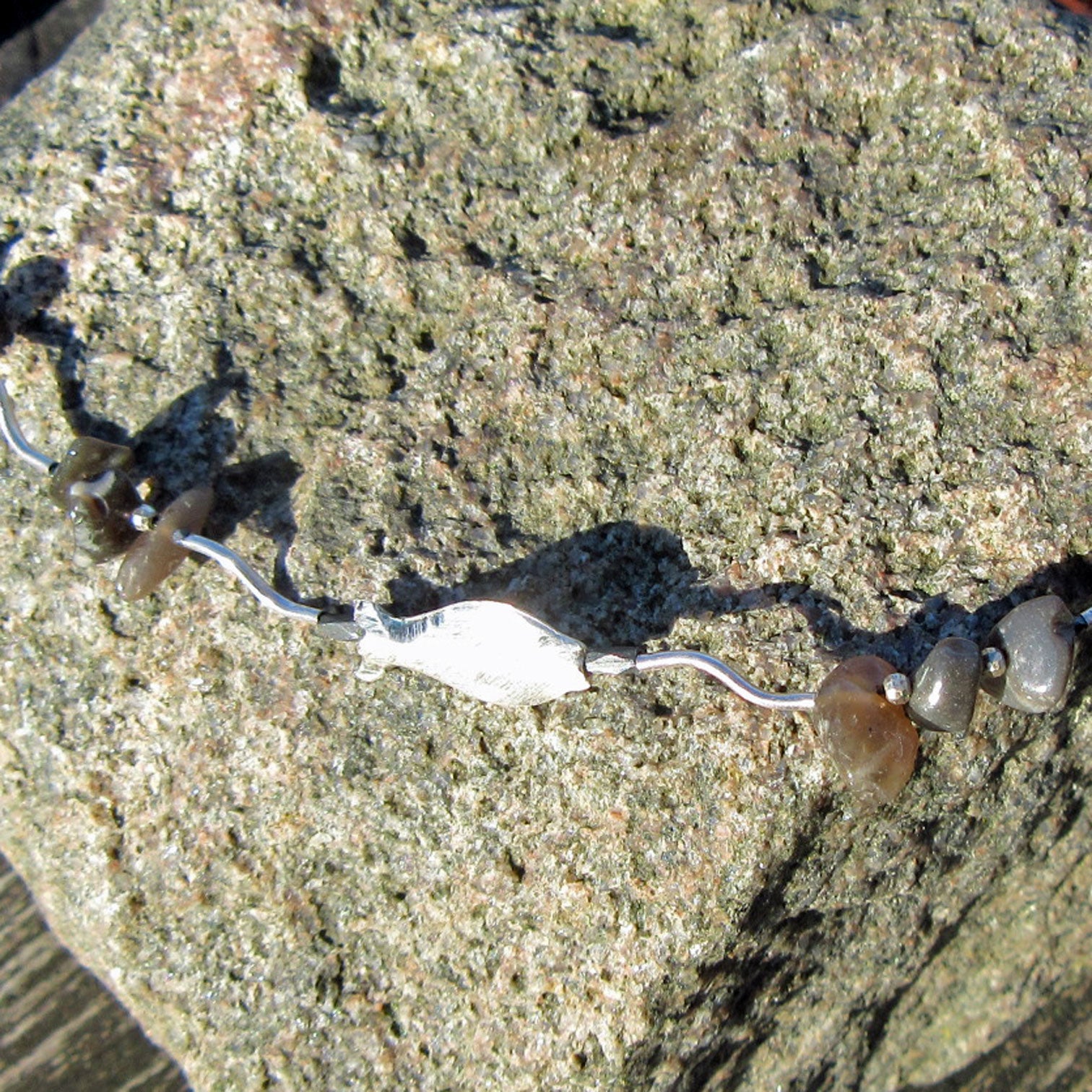 Einzigartiges Collier aus Feuerstein mit Fisch und Schnecken