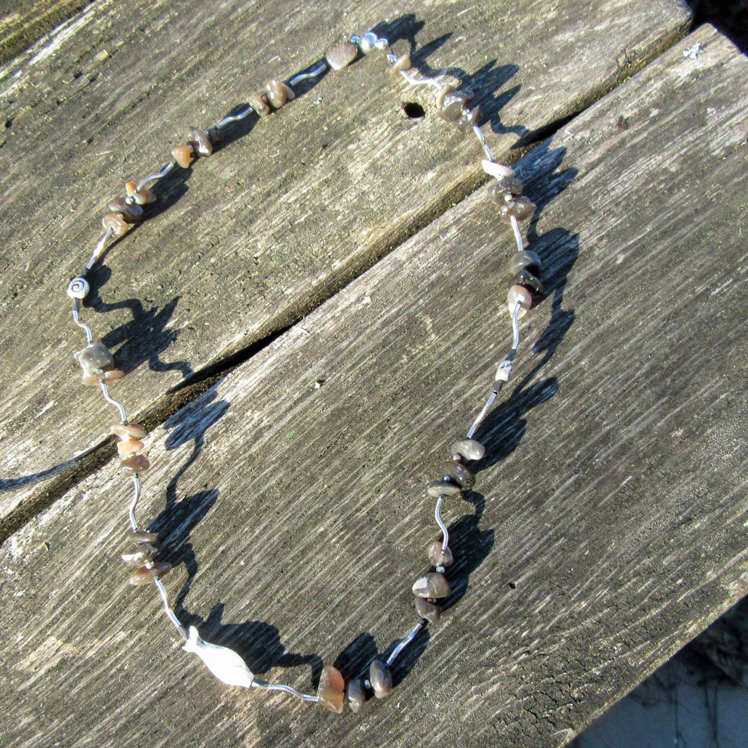 Einzigartiges Collier aus Feuerstein mit Fisch und Schnecken