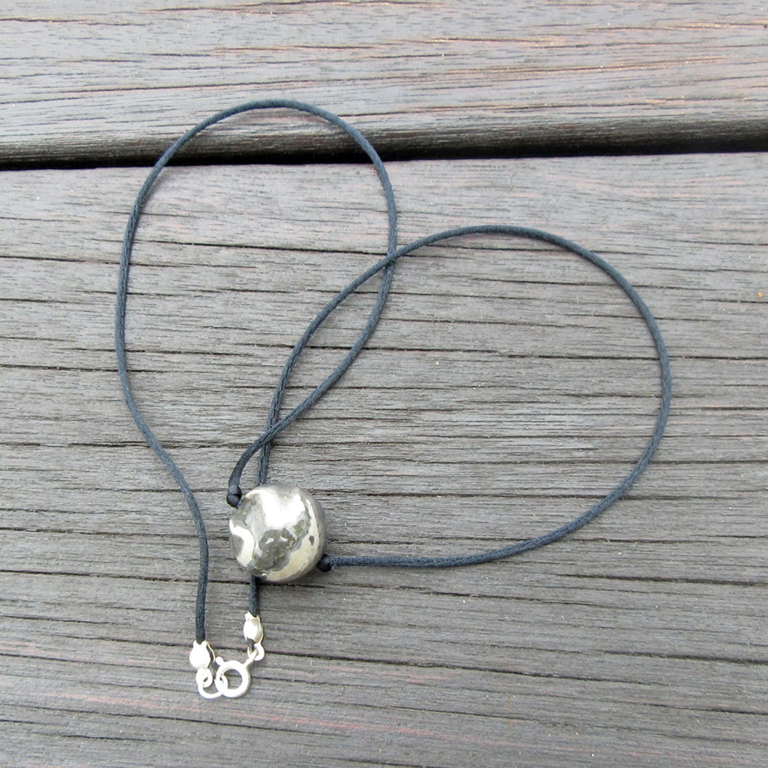 Schwarzes Seidencollier mit Feuersteinperle, Unikat