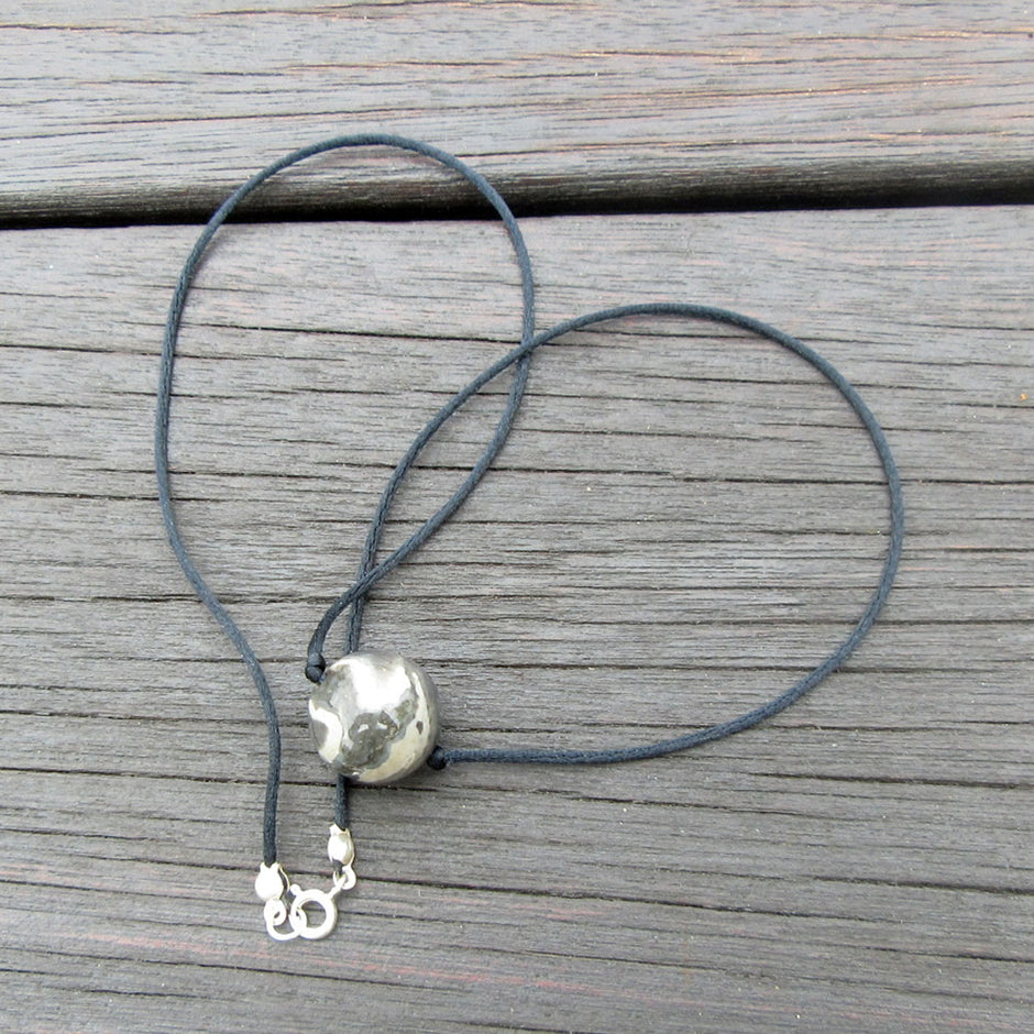 Schwarzes Seidencollier mit Feuersteinperle, Unikat