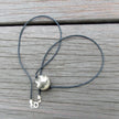 Schwarzes Seidencollier mit Feuersteinperle, Unikat