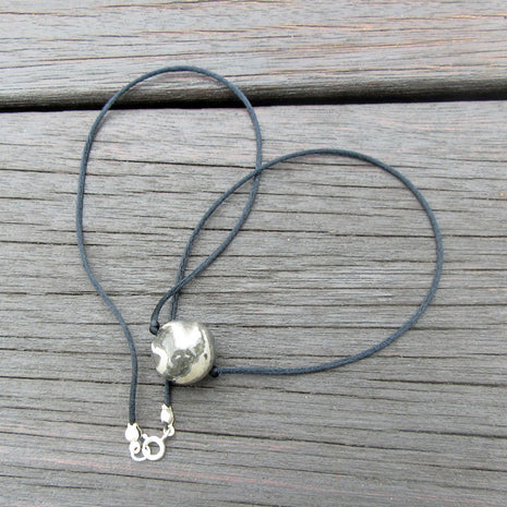 Schwarzes Seidencollier mit Feuersteinperle, Unikat