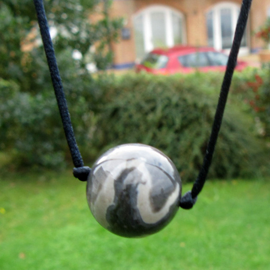 Schwarzes Seidencollier mit Feuersteinperle, Unikat
