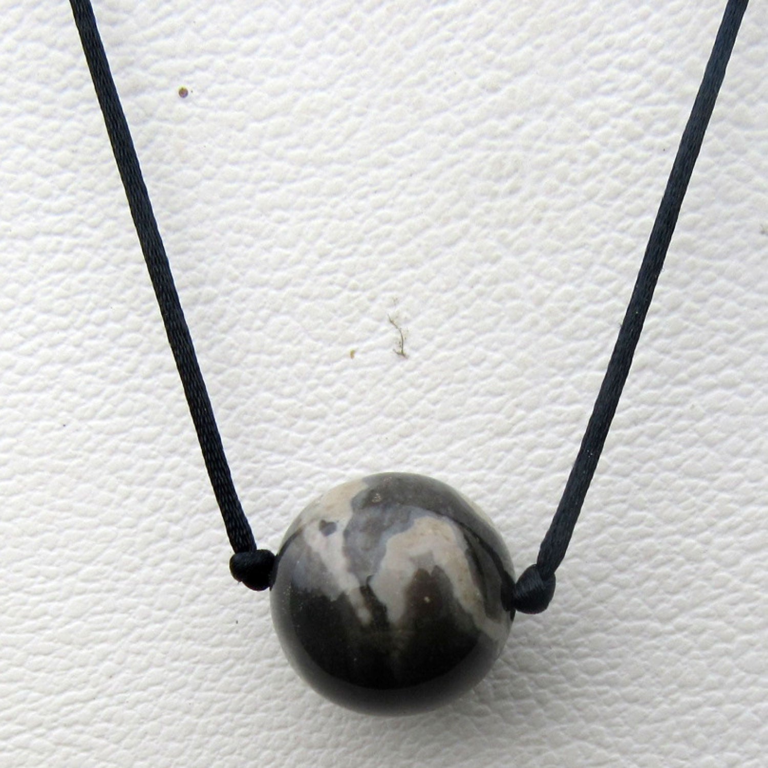 Schwarzes Seidencollier mit Feuersteinperle, Unikat