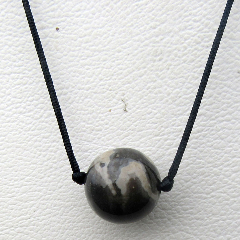 Schwarzes Seidencollier mit Feuersteinperle, Unikat