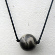 Schwarzes Seidencollier mit Feuersteinperle, Unikat