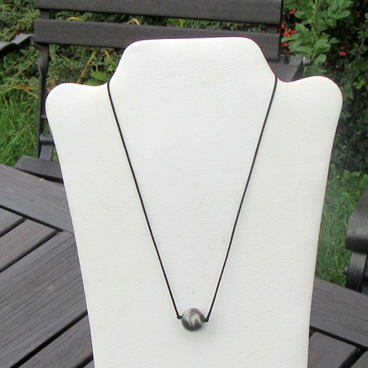 Schwarzes Seidencollier mit Feuersteinperle, Unikat