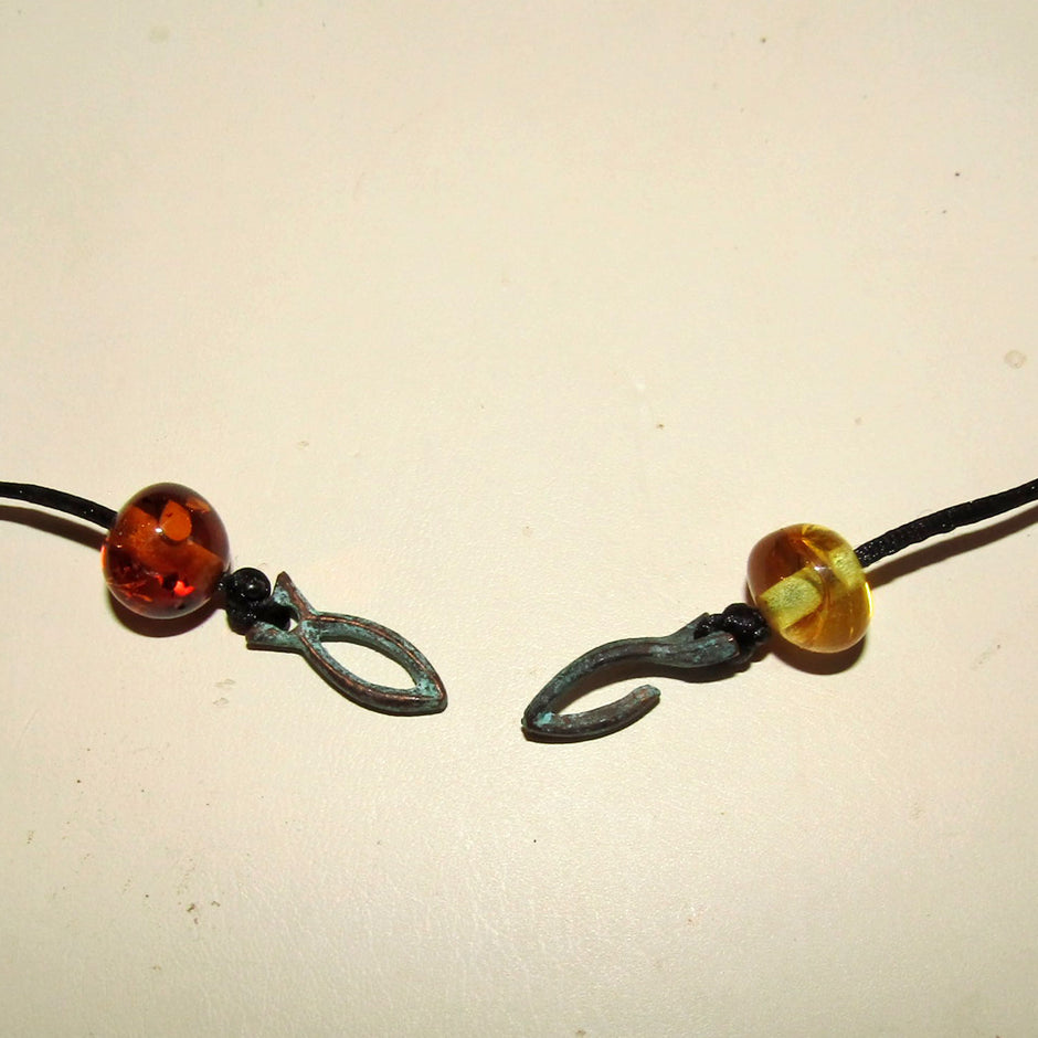 Bernsteinperlen mit Kupferfisch am Baumwollcollier