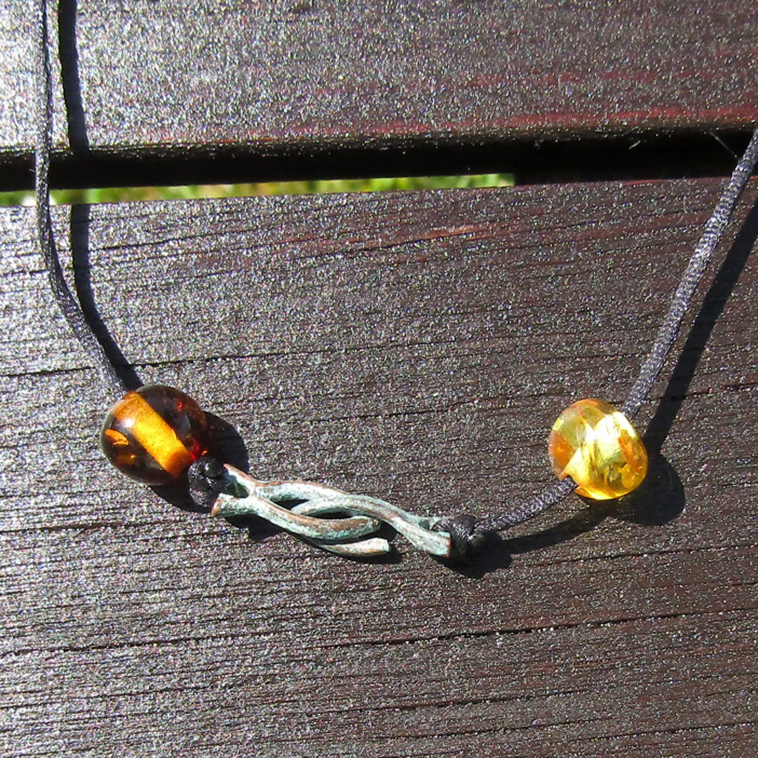 Bernsteinperlen mit Kupferfisch am Baumwollcollier