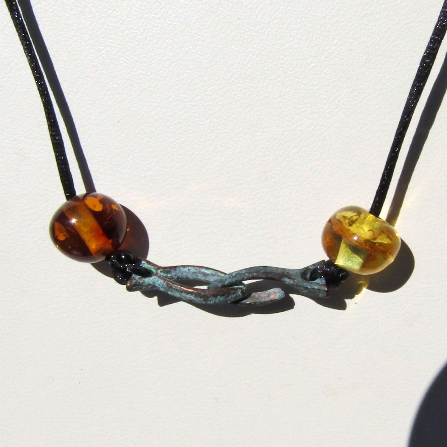 Bernsteinperlen mit Kupferfisch am Baumwollcollier