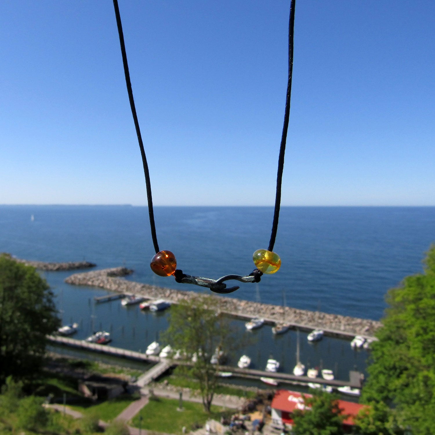 Bernsteinperlen mit Kupferfisch am Baumwollcollier