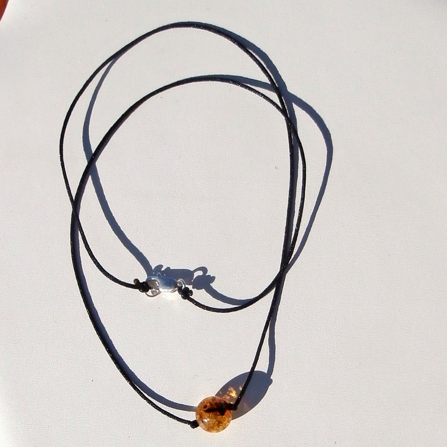 Collier mit einzigartiger Bernsteinperle und Silber