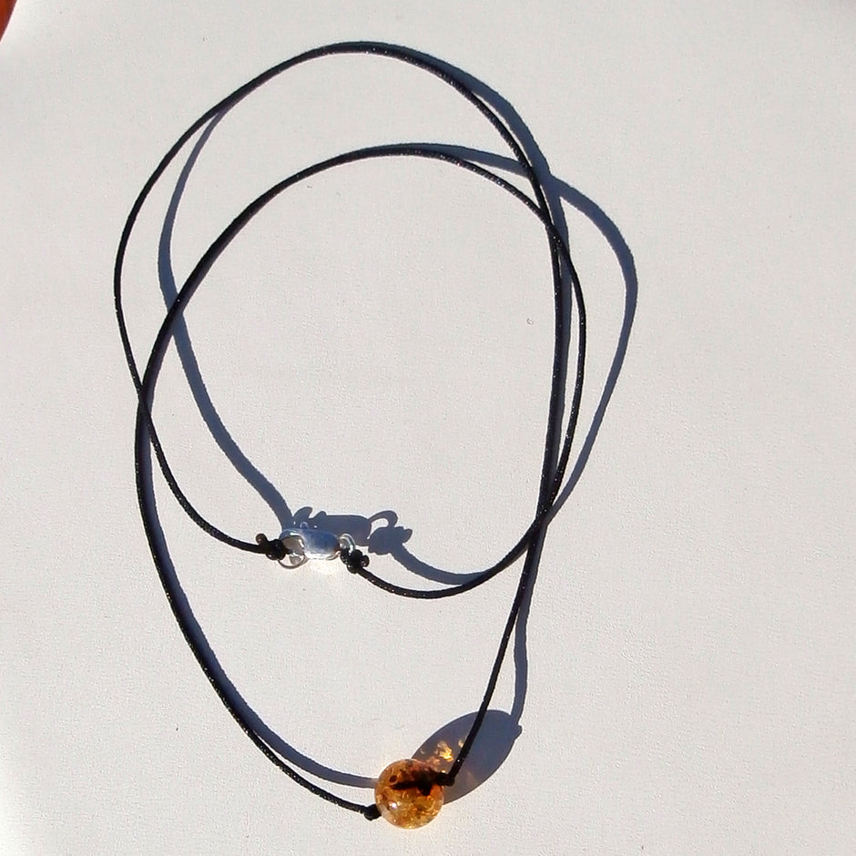 Collier mit einzigartiger Bernsteinperle und Silber