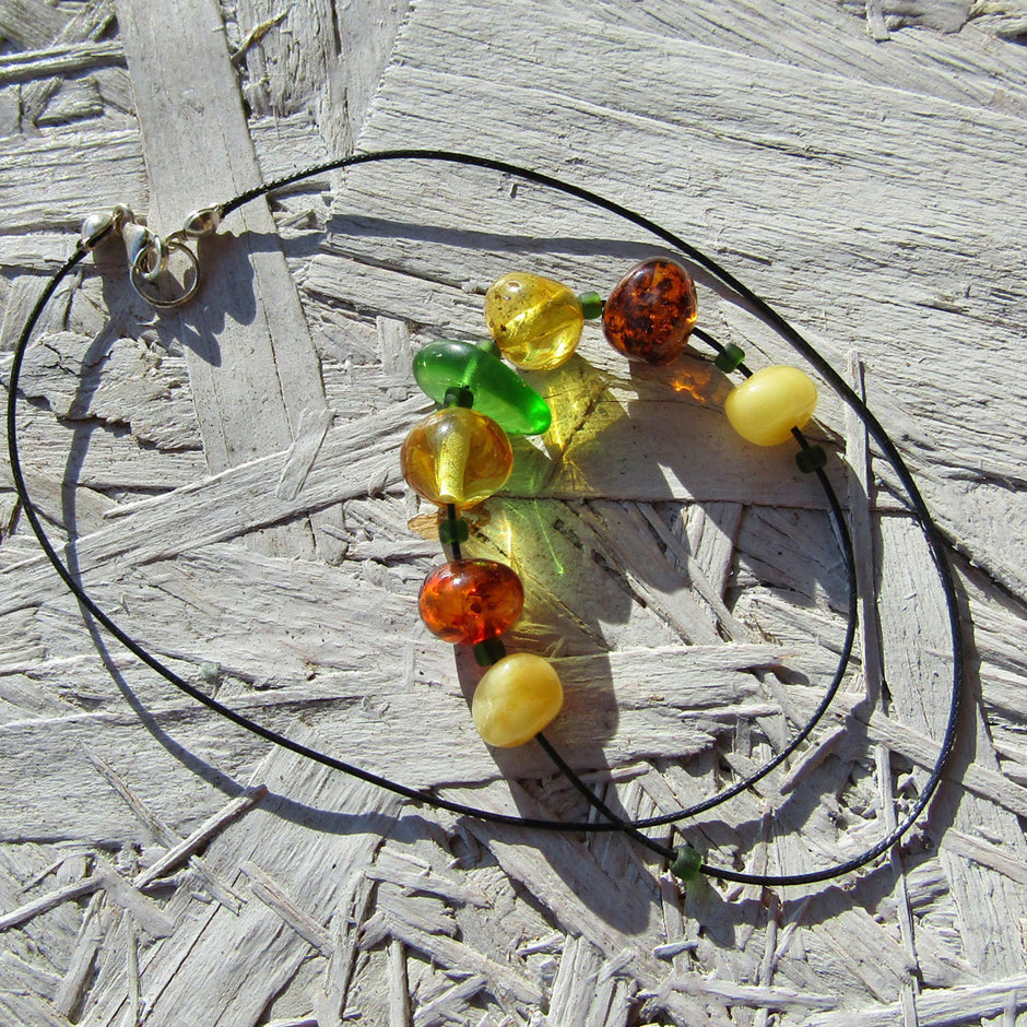 Seidencollier mit Bernsteinperlen und Seeglas, Unikat