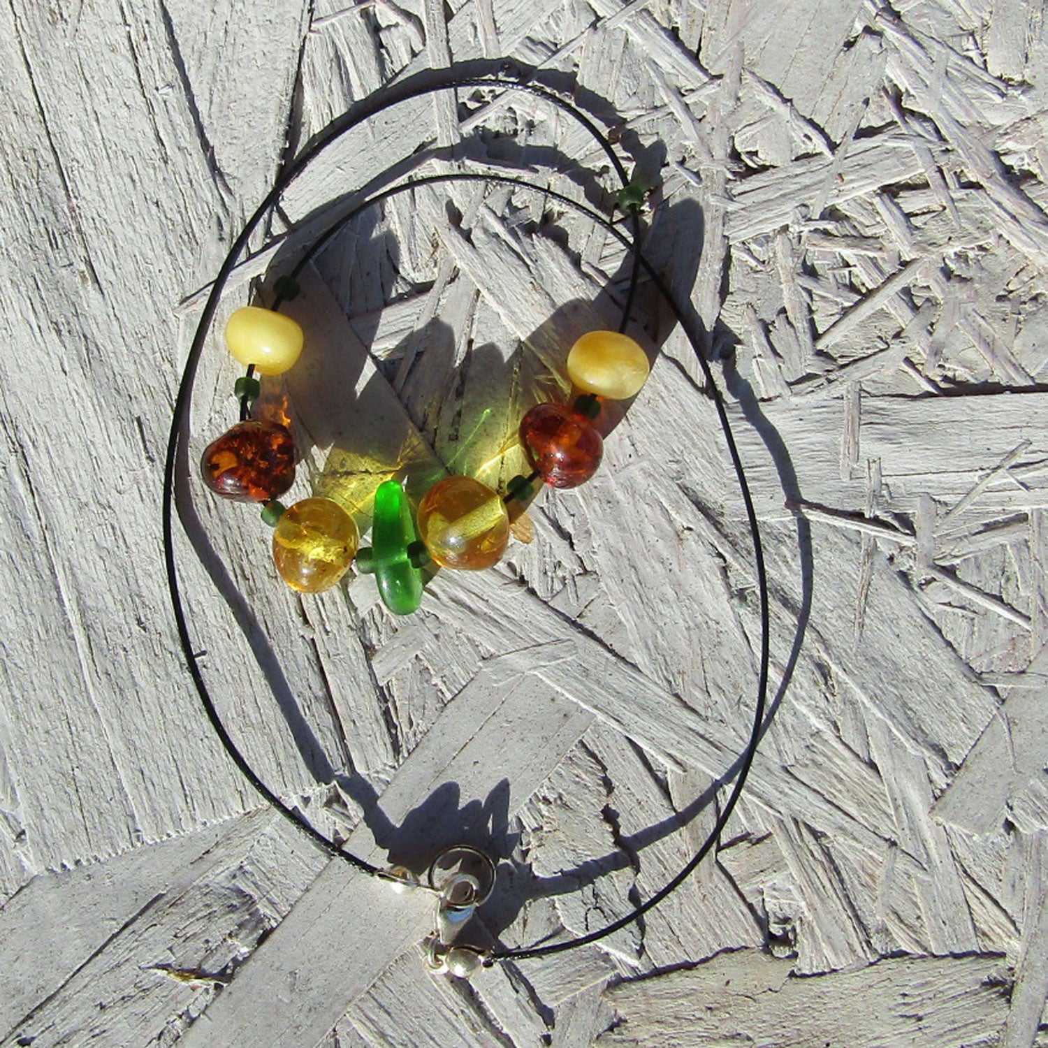 Seidencollier mit Bernsteinperlen und Seeglas, Unikat