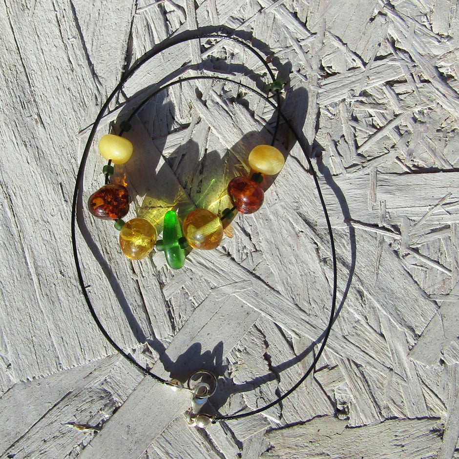 Seidencollier mit Bernsteinperlen und Seeglas, Unikat