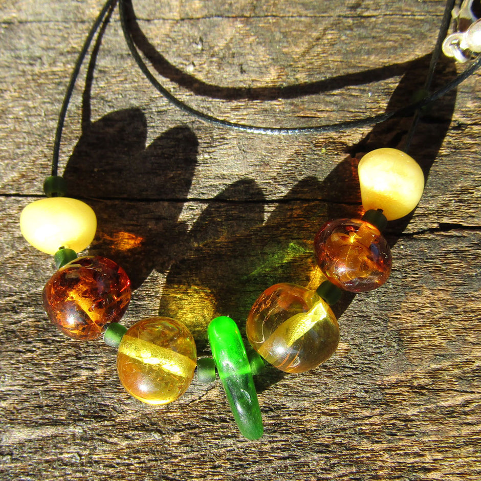 Seidencollier mit Bernsteinperlen und Seeglas, Unikat