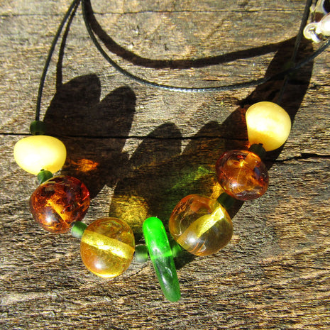 Seidencollier mit Bernsteinperlen und Seeglas, Unikat