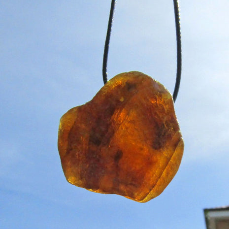 Seidenwollcollier mit kognacfarbenem Bernstein, Unikat