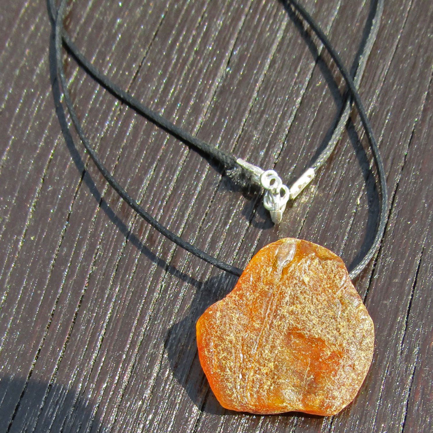 Seidenwollcollier mit kognacfarbenem Bernstein, Unikat