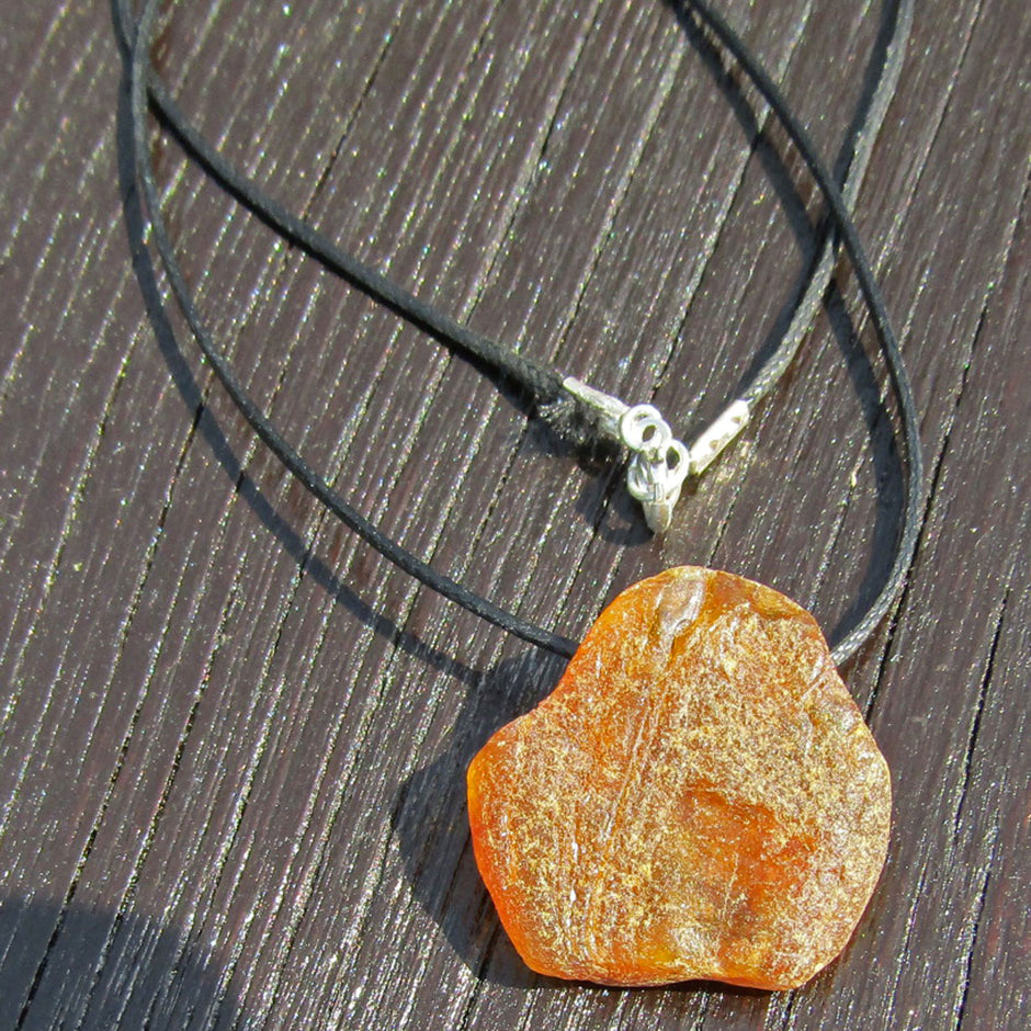 Seidenwollcollier mit kognacfarbenem Bernstein, Unikat