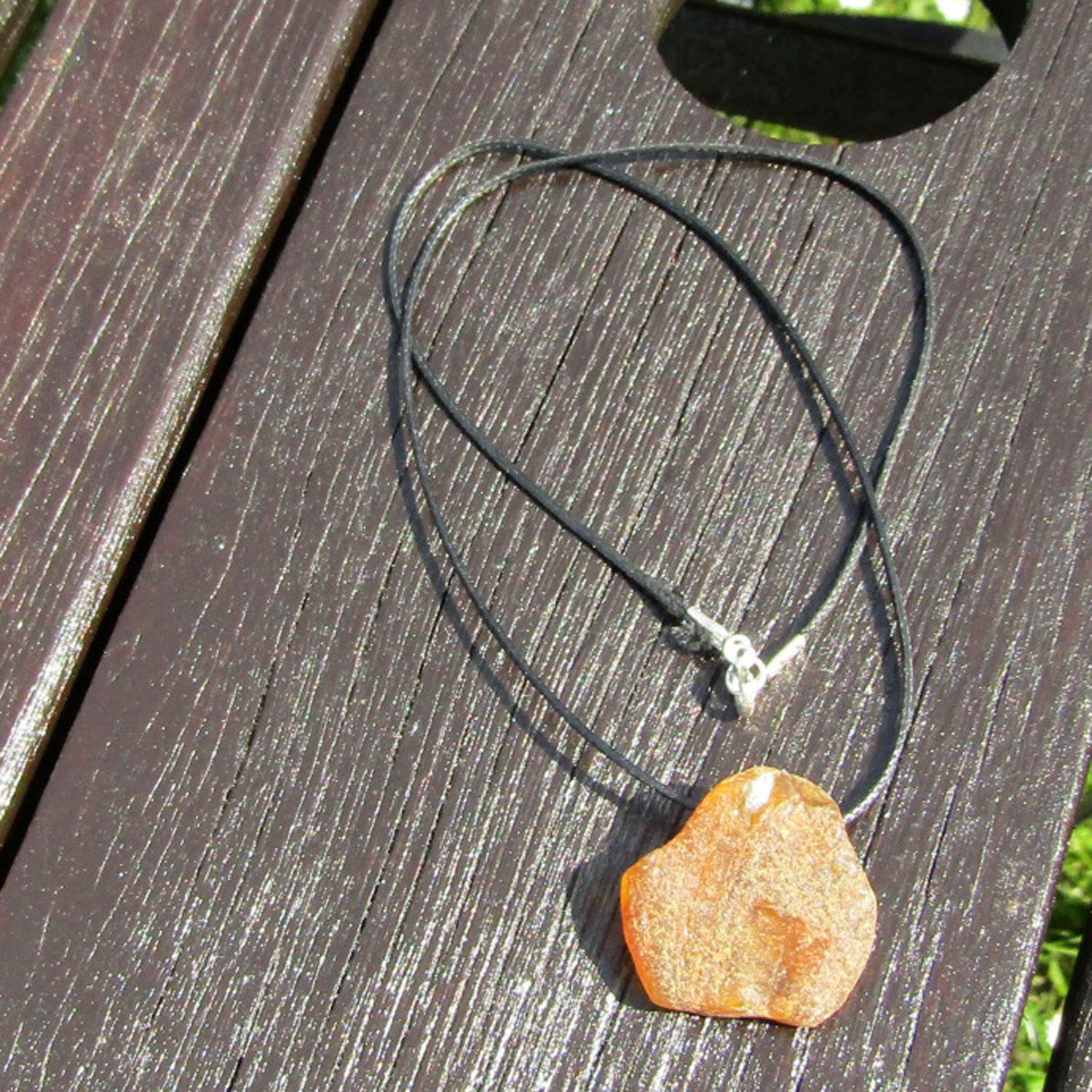 Seidenwollcollier mit kognacfarbenem Bernstein, Unikat